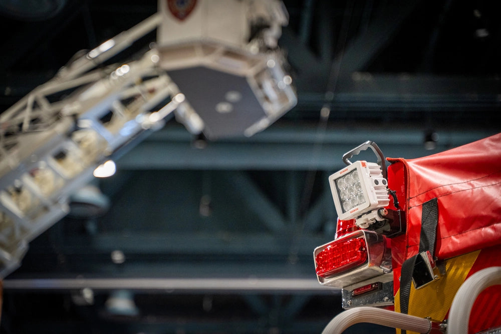 9 LED Work and Area Light with Handle and Swivel Mount